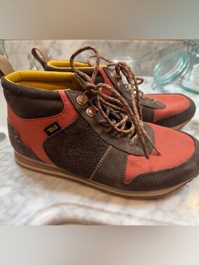 Teva Brown / Dark Red Sneakers with Yellow Lining